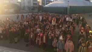  Depremde hayatını kaybedenler için saygı duruşu