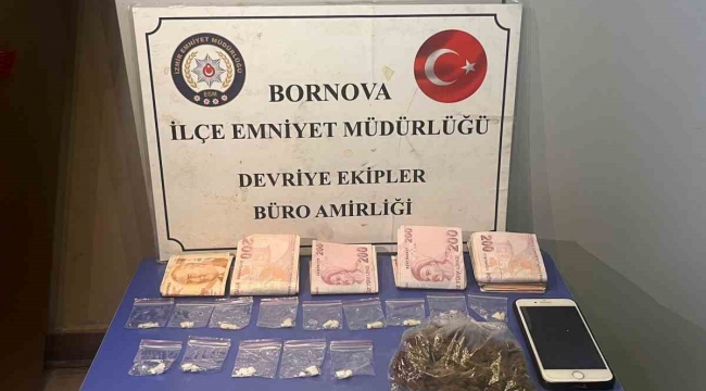 İzmir'de bir aracın teyp bölümünden kokain ve binlerce lira çıktı