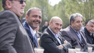 Başkan Soyer Dede Bayırı Hayrı'nda lokma dağıttı