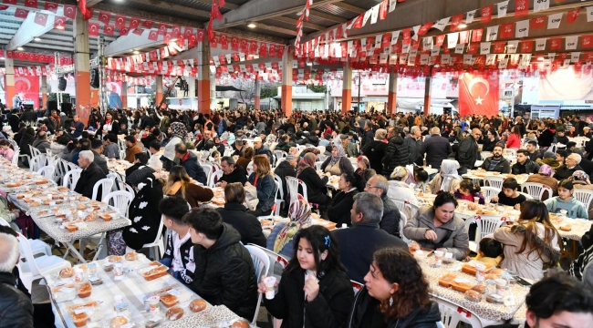  CHP Genel Başkanı Özel ve Başkan Tugay, yurttaşlarla iftar yaptı