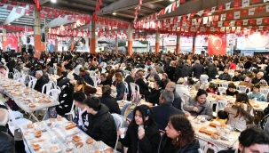  CHP Genel Başkanı Özel ve Başkan Tugay, yurttaşlarla iftar yaptı