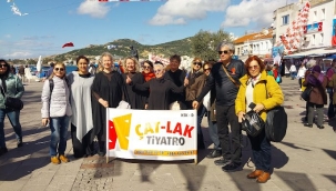 Foça Barış Kadınları Renklerle Yürüdü