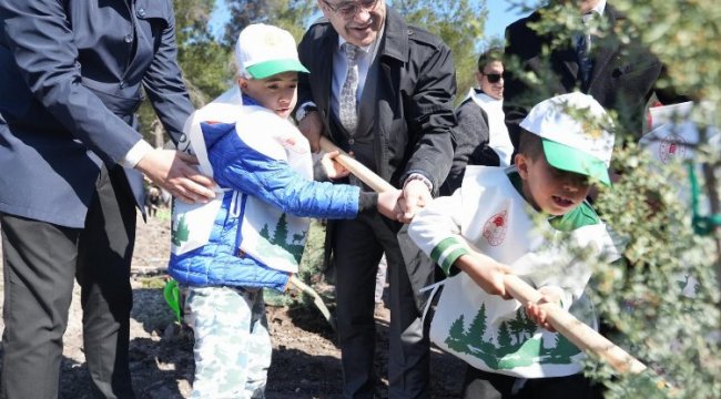 İzmir'de özel çocuklar fidan dikti