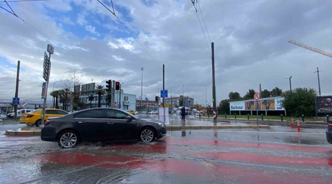 İzmir'de yıldırım düşme anı araç kamerasında 