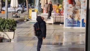 Küçük çocuk Türk bayrağının karşısına geçip İstiklal Marşı okudu