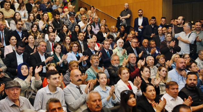 Bergama Belediyesi'nde Devir Teslim Töreni; Dr. Tanju Çelik Mazbatasını Aldı