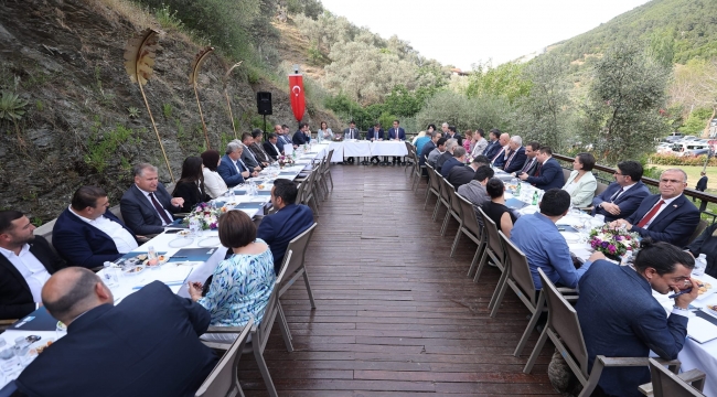 Başkan Tugay ilçe belediye başkanlarıyla bir araya geldi