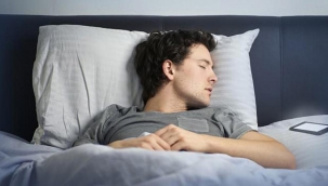 Başucunda telefonla sakın uyumayın! Telefon yanında uyumanın zararları…