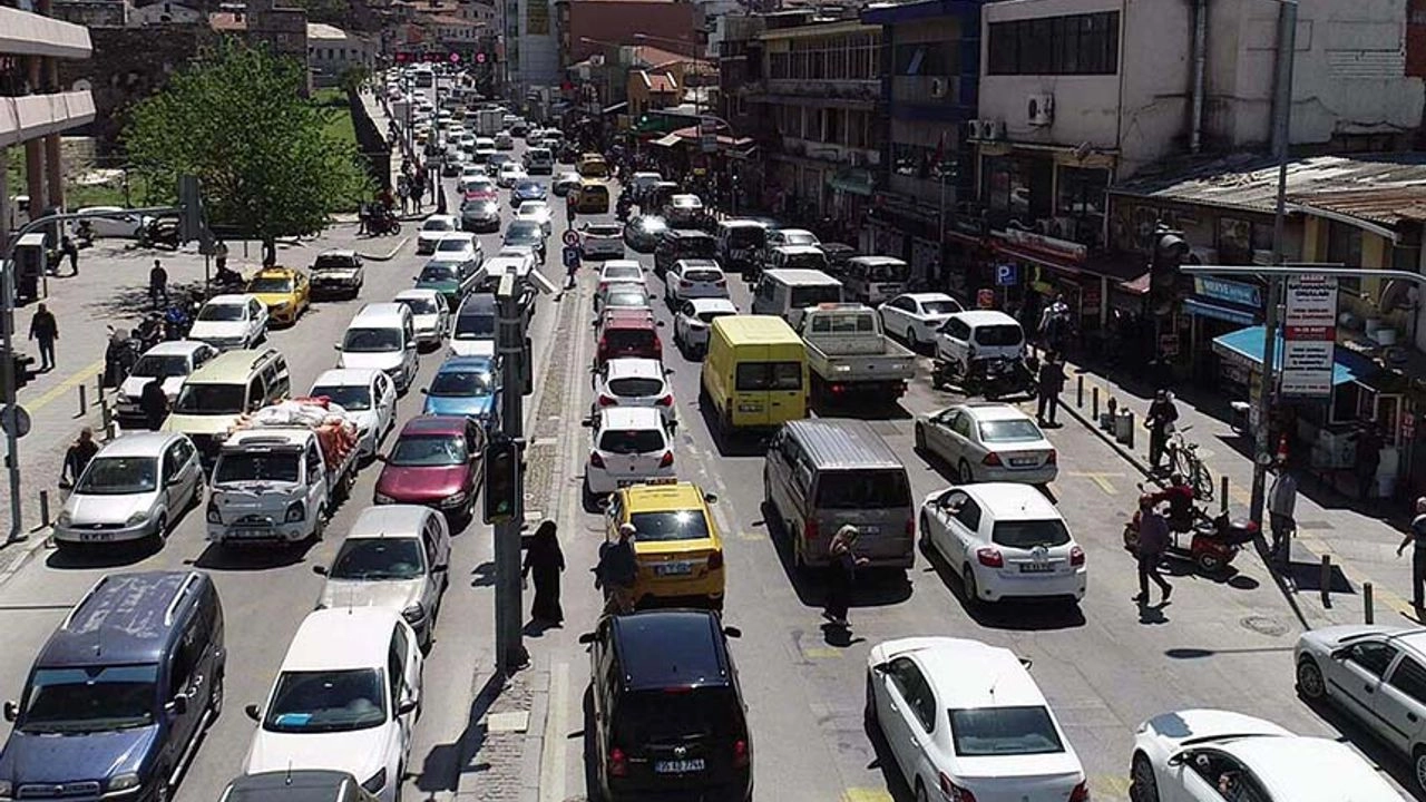 İzmir'de trafiğe kayıtlı araç sayısı arttı