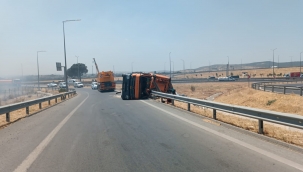 Aliağa'da atık taşıyan çekici devrildi: 1 yaralı