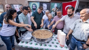 Başkan Tugay Örnekköy'de aşure dağıttı