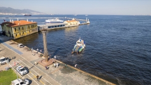 Deniz süpürgeleri ve yüzen bariyerler temiz Körfez için iş başında