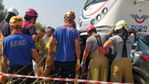 Menemen ilceisinde Yolcu treni hemzemin geçitte otomobile çarptı: 3 kişi hayatını kaybetti