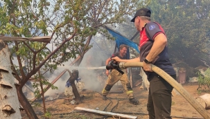İzmir'de Büyük Yangın! 87 Ev ve 45 İş Yeri Tahliye Edildi, 16 Ev Küle Dönüştü