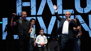 Bergama'da Haluk Levent Fırtınası Esti!