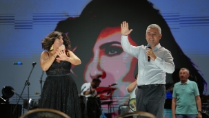 Işın Karaca'dan Bergama'da Unutulmaz Konser