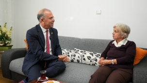 Başkan Ünal Işık, öğretmeni Ayşe Küçük'ü ziyaret etti