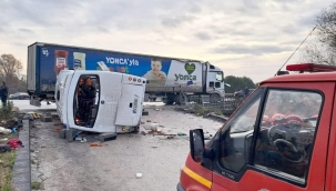 Balıkesir'de okul servisi ile tır çarpıştı