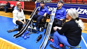 Engelleri bir bir aştı kendi 'Evren'ini yarattı