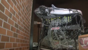 İzmir'de virajı alamayan belediye otobüsü AVM bahçesine düştü: 1 yaralı