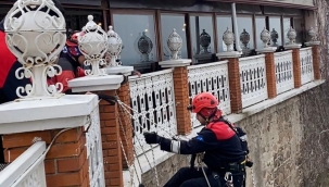 Kayalıklarda mahsur kalan kediyi İzmir İtfaiyesi kurtardı