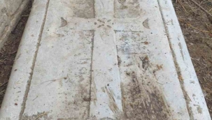 Ödemiş'te Bizans dönemi hac işaretli kilise levhası ele geçirildi