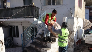 Dikili Belediyesi, ihtiyaç sahibi vatandaşların yuvalarını ısıtmaya devam ediyor