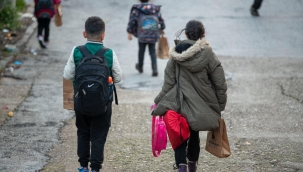 İzmir Büyükşehir Belediyesinden minik öğrencilere beslenme paketi