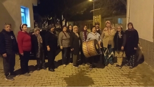 Bergama'da vatandaşları kadın davulcular sahura kaldırıyor