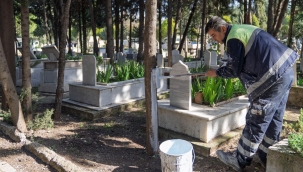 İzmir'de bayram öncesi mezarlıklara özel bakım