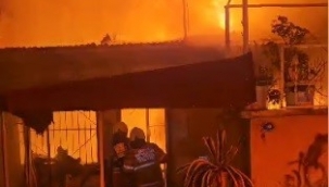 İzmir'de bir ev alev alev yandı