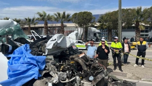 İzmir'de tırın altına giren otomobil hurdaya döndü: 1 ölü