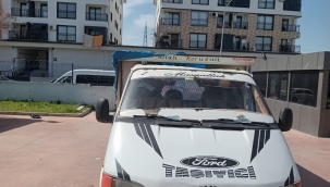 Aliağa'da 24 Göçmen Kamyonetin Kasasında Yakalandı