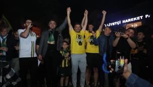 Aliağa Demokrasi Meydanı'nda Şampiyonluk Kutlaması