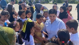 Muhtar Nilüfer Bostan, 23 Nisan'da Çocuklara Bileklik Hediye Etti