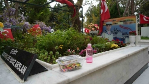 Şehit kabirlerine şeker ve kolonya bırakıldı