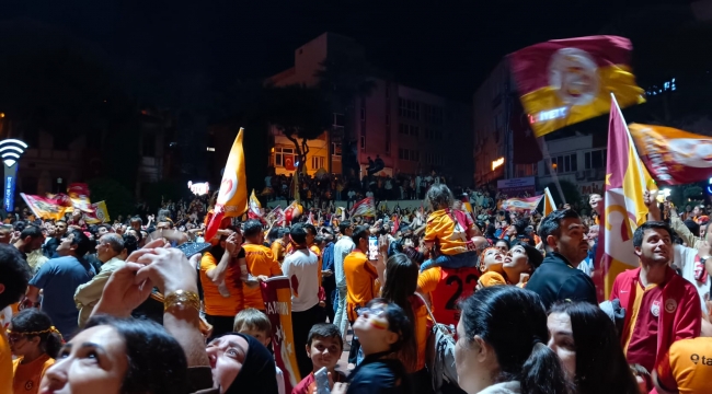 Aliağa'da Galatasaray Taraftarları Şampiyonluğu Kutluyor