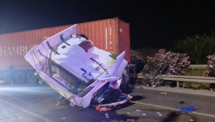 Aliağa'da Konteynır Yüklü Tır Bariyerlere Çarptı: 2 Yaralı