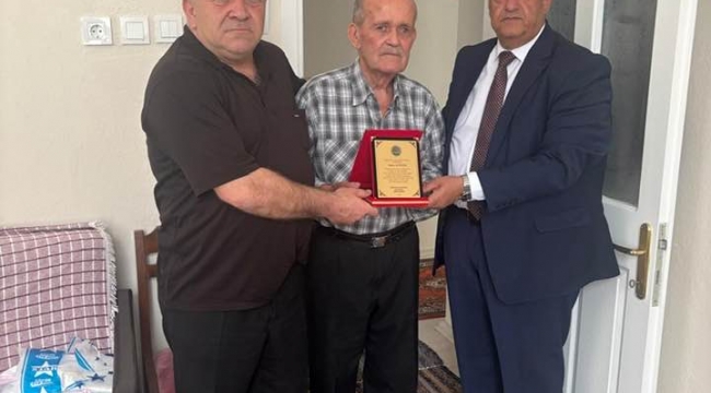 Aliağa Esnaf Odası'ndan Emektar Üyesine Anlamlı Plaket