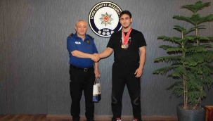 Bilek güreşi ikincisi Taha, emniyet teşkilatını da gururlandırdı