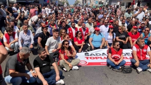 Grevde olan İzmir Büyükşehir çalışanlarından dev yürüyüş