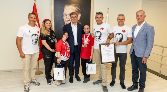 Başkan Tugay, İzmir'in gururu Büyükşehir sporcularını ağırladı