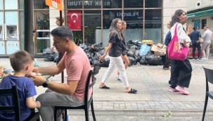 İzmir Büyükşehir Belediyesi'ndeki grev nedeniyle çöpler sokaklara taştı