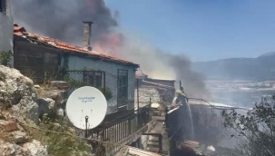 İzmir'de bahçede çıkan yangın eve ve depoya sıçradı