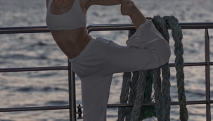 İzmir'de güneşi yoga ile uğurladılar