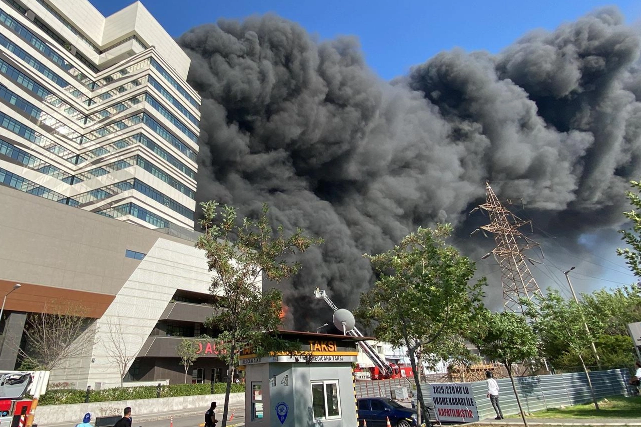 İzmir'de plastik deposunda yangın!
