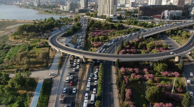 İzmir'de trafiğe kayıtlı araç sayısı 2 milyonu aştı