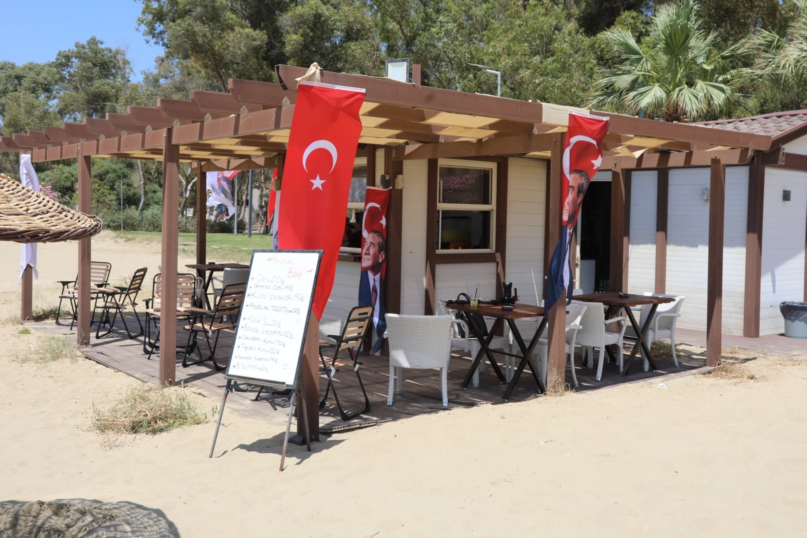 Pamucak Sahili'nde Festival Büfe hizmete girdi