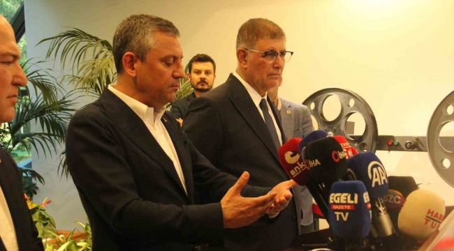 CHP Genel Başkanı Özgür Özel İzmir'de basın toplantısı düzenledi