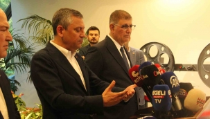CHP Genel Başkanı Özgür Özel İzmir'de basın toplantısı düzenledi
